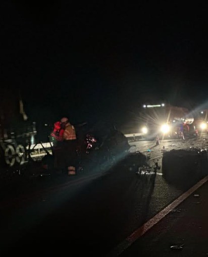 Batida frontal entre carro e caminhão carregado de roupas deixa dois mortos na BR-135, em Buenópolis