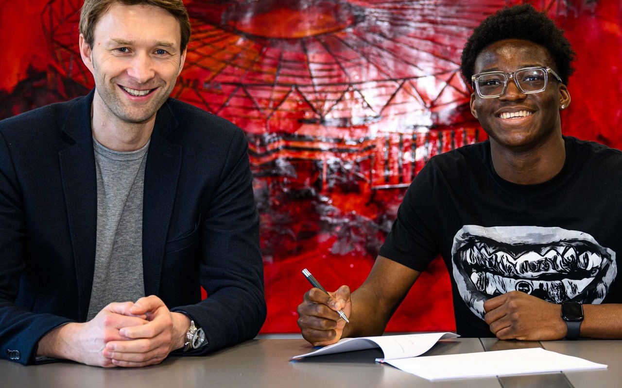 Axel Tape é anunciado pelo Bayer Leverkusen (Foto: Reprodução)