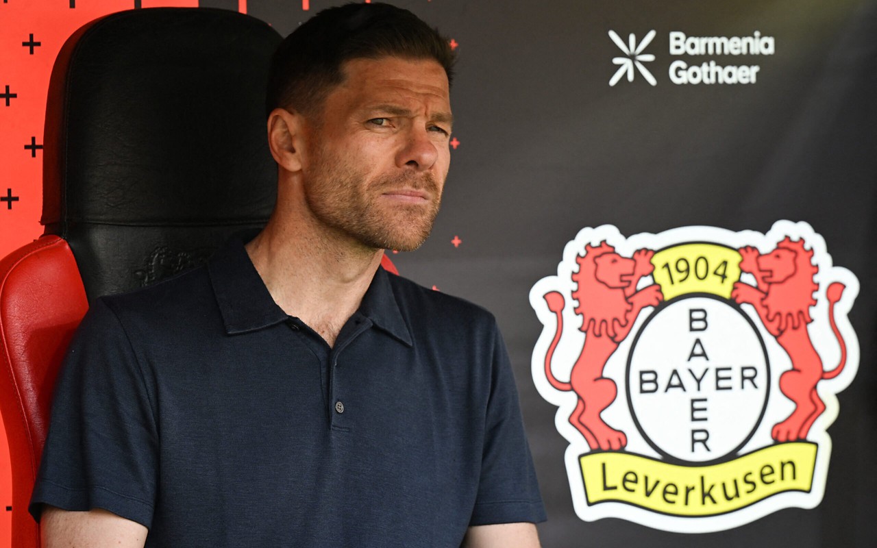 Especulado no Real Madrid, Xabi Alonso ocupa banco do Bayer Leverkusen durante jogo contra o Union Berlin (Foto: Ina Fassbender/AFP)