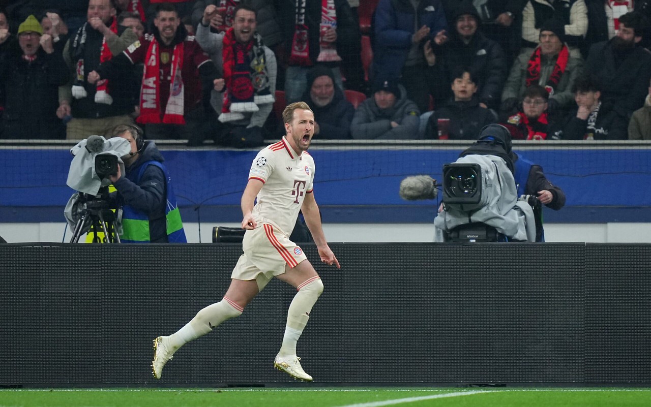 Harry Kane comemorando o primeiro gol do Bayern de Munique sobre o Leverkusen pela Champions League (Foto: Pau Barrena/AFP)