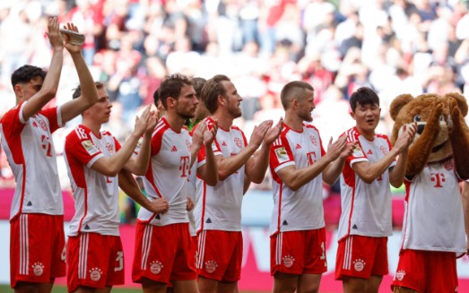 Elenco do Bayern de Munique agradece a torcida (Foto: Alexandra Beier / AFP)