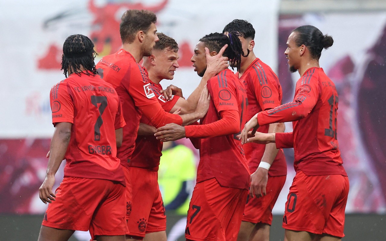 Olise e jogadores do Bayern comemoram gol contra o Leipzig (Foto: RONNY HARTMANN / AFP)