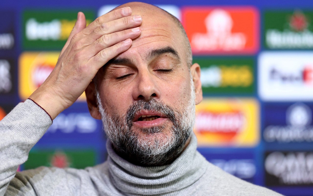 Pep Guardiola durante entrevista pré-jogo da rodada final da Champions League (Foto: Darren Staples / AFP)