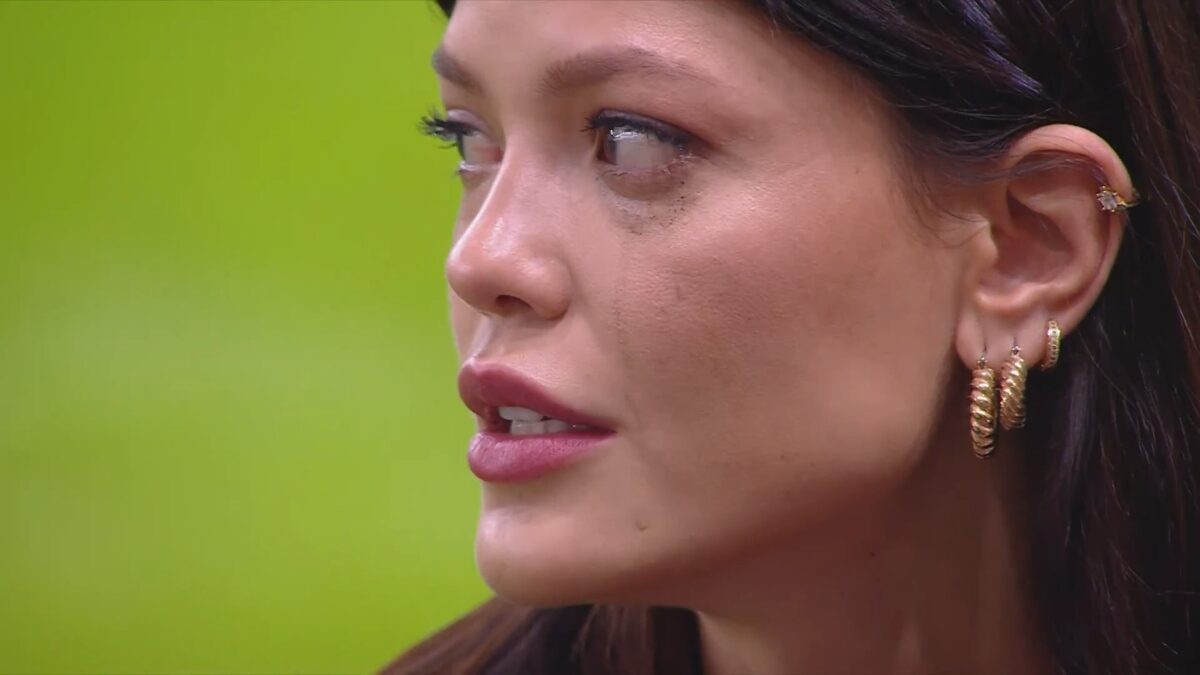 Atriz Vitória Strada tem crise de choro durante madrugada no BBB 25