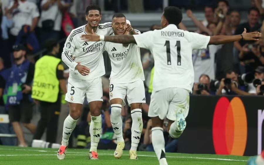 Bellingham e Mbappé comemoram gol com Rodrygo (Foto: Pierre-Philippe Marcou / AFP)