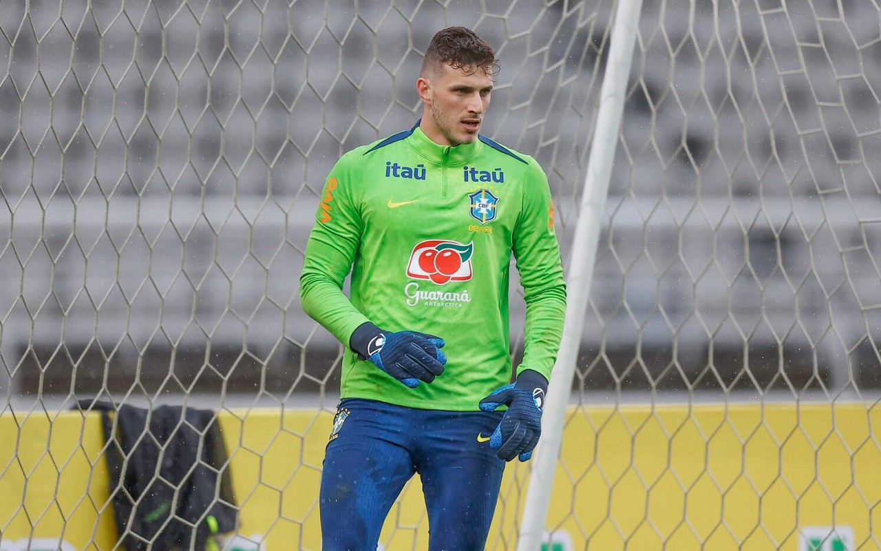 Bento, ex-Athletico, recebe proposta e de clube da Premier League