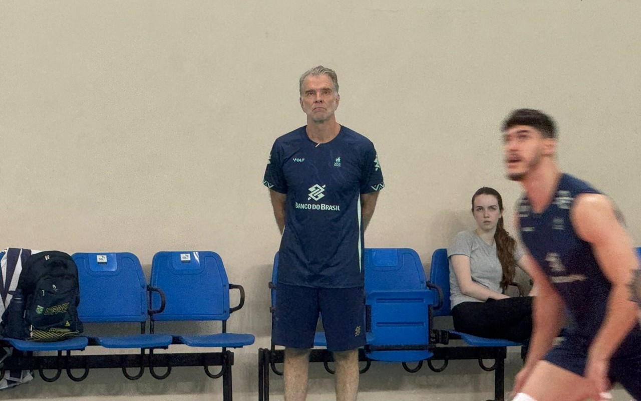 Técnico Bernardinho no treino da Seleção Brasileira masculina de vôlei (Foto: Kauhan Fiaux/Lance!)