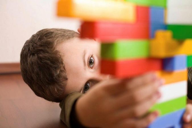 A inclusão escolar e a alfabetização de crianças e adolescentes do espectro autista estão entre os desafios para a efetivação de direitos dessa população