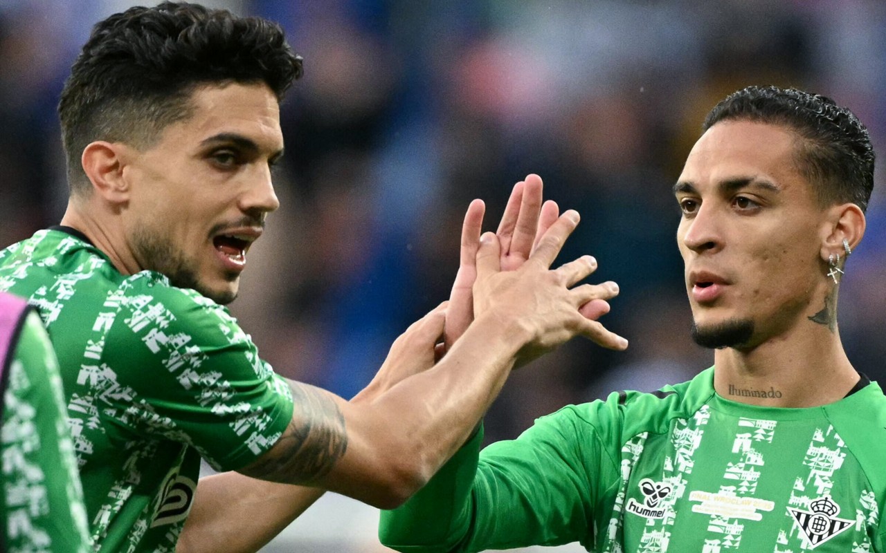 Antony cumprimenta Bartra antes da final da Conference League entre Betis e Chelsea (Foto: Sergei Gapon/AFP)