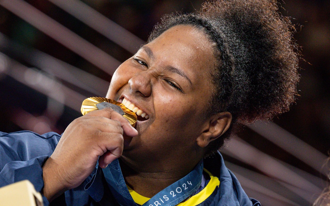 Bia Souza celebra a conquista da medalha de ouro durante os Jogos Olímpicos de Paris na categoria +78kg. (Foto: Rodolfo Buhrer/AGIF)