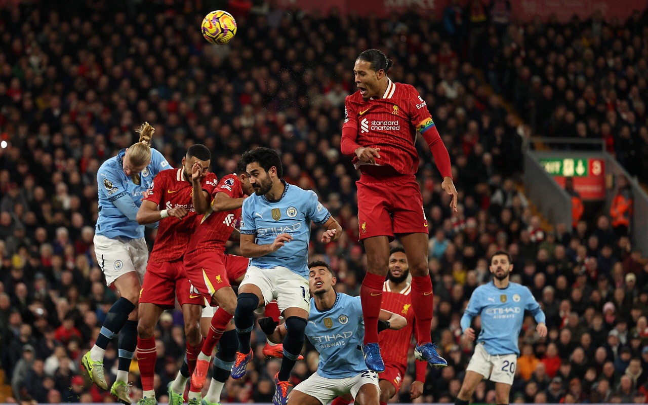 Liverpool e Manchester City em partida da Premier League (Foto:Adrian Dennis / AFP)