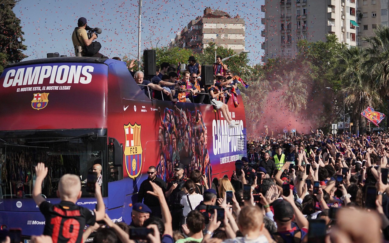 Barcelona comemorando o título de La Liga (Foto: Manaure Quintero / AFP)