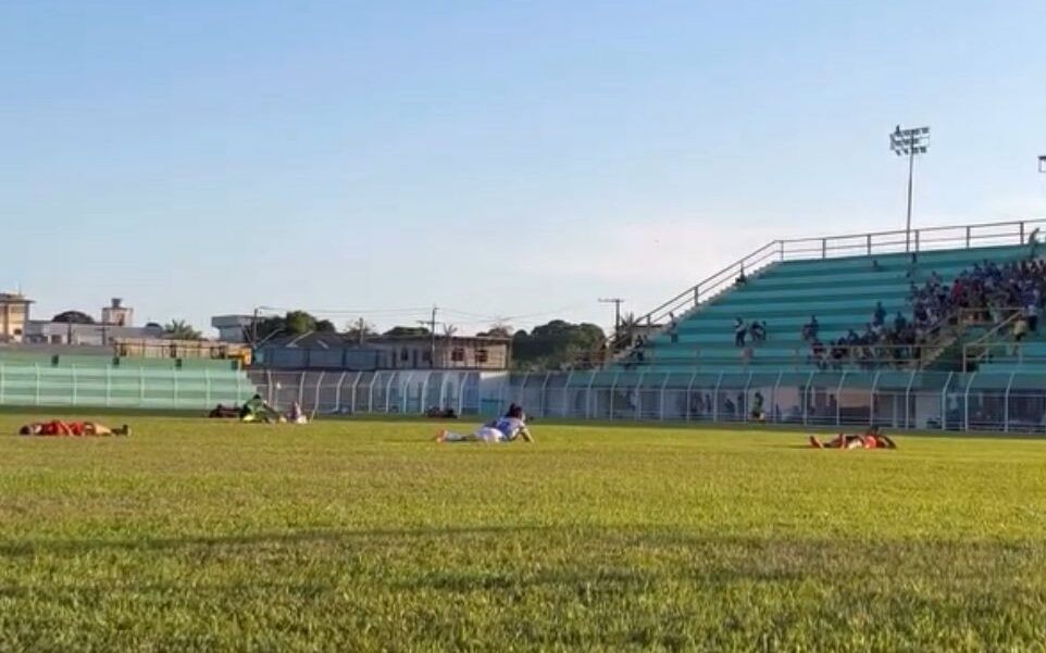 tletas tiveram que se deitar no gramado para fugir das abelhas em jogo feminino. (Foto: Reprodução/Penarol-AM)