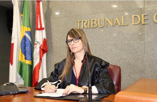 A procuradora geral do MPC-MG, Elke Moura, conferiu as contas do governo com lupa