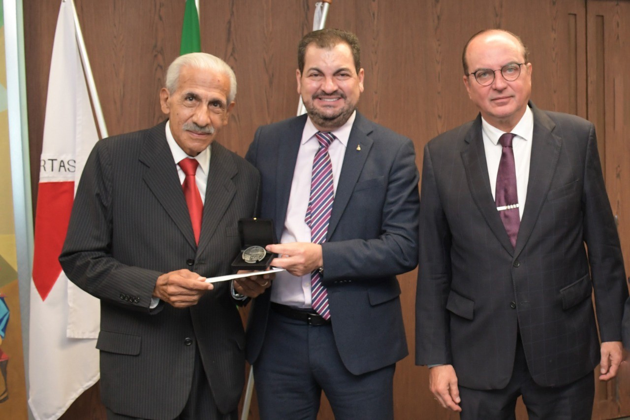 Desembargadores Orlando Carvalho, Gilson Lemes e José Arthur Filho, ex-presidente, o atual e o futuro presidente do Tribunal de Justiça do Estado de MG, no encontro de ontem, que reuniu, além dos citados, outros cinco ex-presidentes que se exerceram como autoridade máxima do Judiciário em Minas