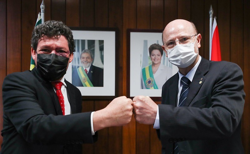 Novo líder do PT na Câmara, deputado Reginaldo Lopes (MG) e o ex-líder, deputado Bohn Gass (RS)