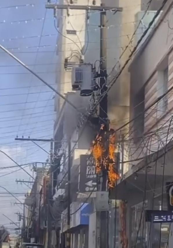 Rede elétrica pega fogo no centro de Pará de Minas