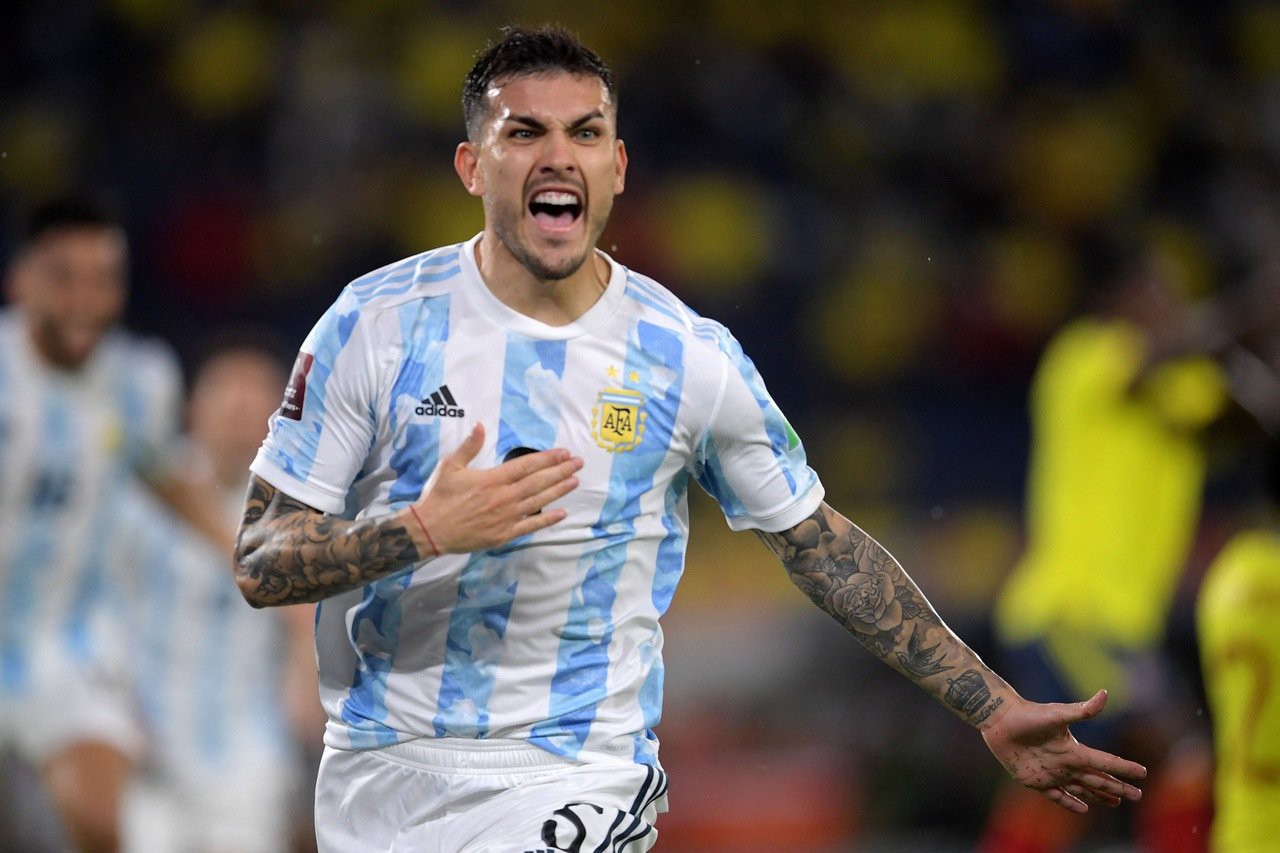 Paredes comemora com a camisa da Argentina (Foto: RAUL ARBOLEDA / AFP)