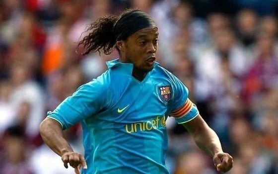 Ronaldinho em campo pelo Barcelona na temporada 2007-08 (Foto: Reprodução)