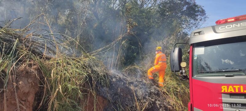 Bombeiros controlam incêndio em vegetação às margens da BR-251 em Salinas