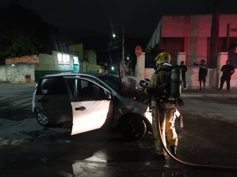 Bombeiros controlam princípio de incêndio em carro