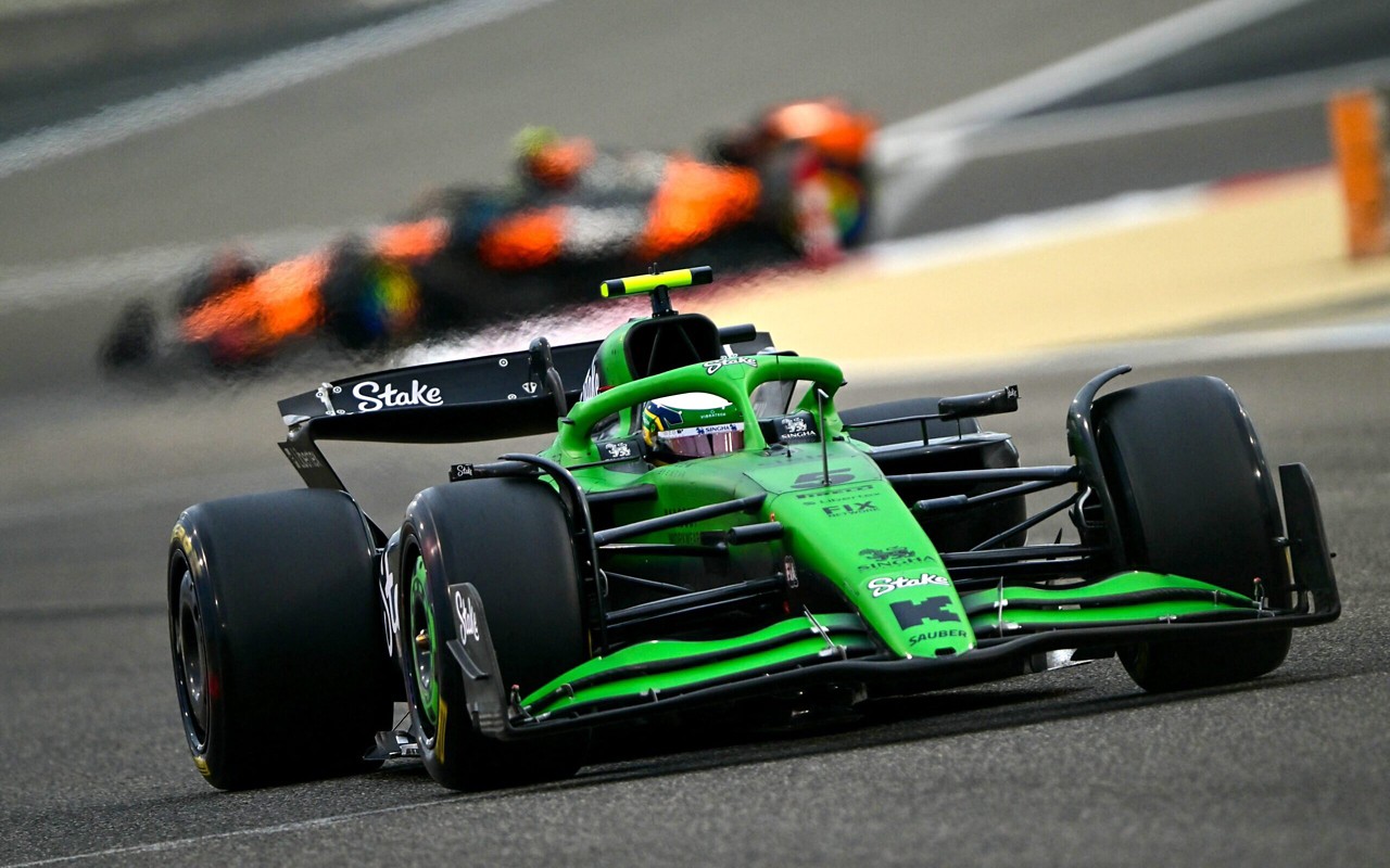 Gabriel Bortoleto, da Sauber, nos testes de pré-temporada da Fórmula 1 (Foto: Giuseppe CACACE / AFP)