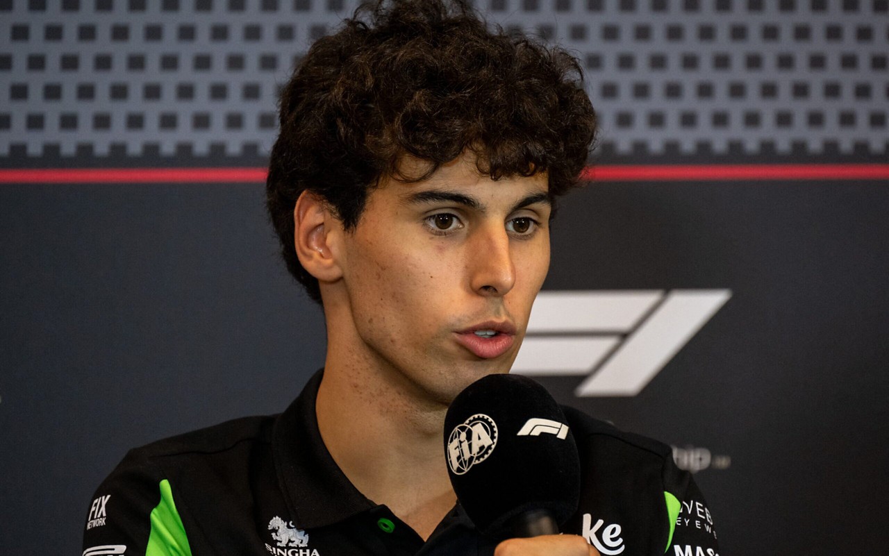Gabriel Bortoleto na entrevista coletiva em Barcelona, na Espanha (Foto: Andrej ISAKOVIC / AFP)