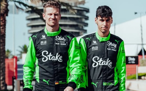 Nico Hulkenberg e Gabriel Bortoleto antes testes da pré-temporada da F1 2025 (Foto: Reprodução/Sauber)