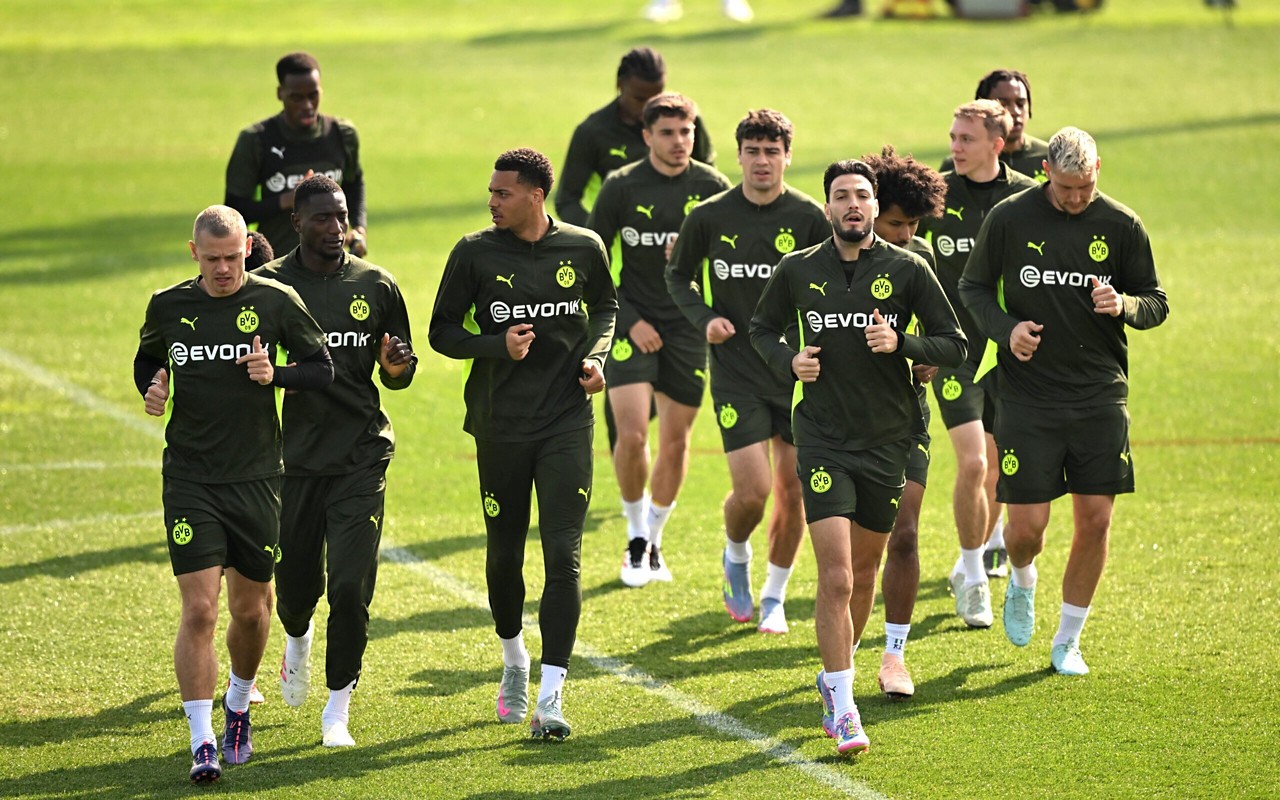 Jogadores do Borussia Dortmund treinam antes de duelo com o Barcelona, pela Champions League (Foto: Ina Fassbender / AFP)