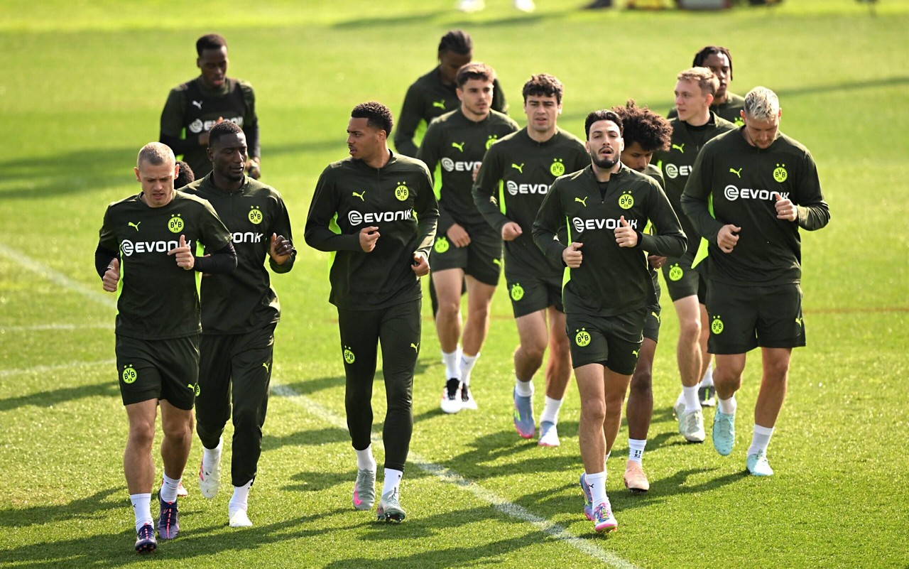 Jogadores do Borussia Dortmund em treinamento (Foto: Ina Fassbender / AFP)