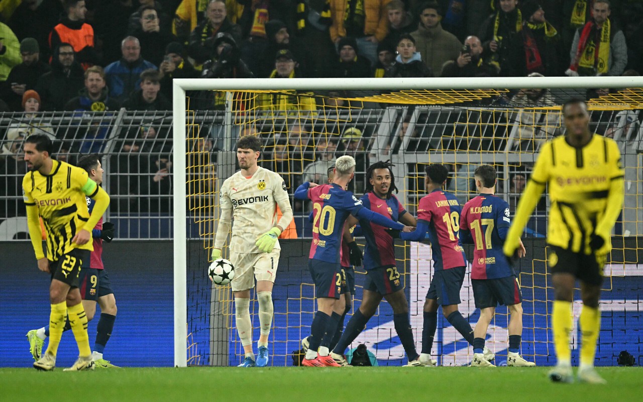 Jogadores do Barcelona comemorando gol contra o Borussia Dortmund pela Champions League (Foto: INA FASSBENDER / AFP)