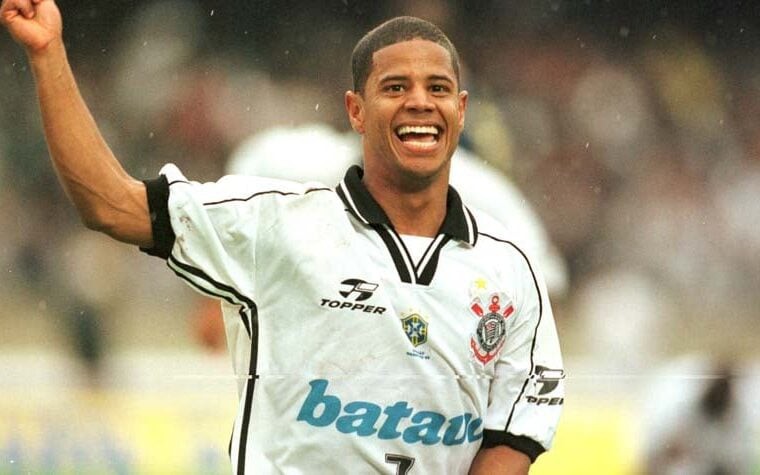 Marcelinho Carioca comemora gol sobre o Botafogo no Brasileirão de 1999; meia foi o grande nome da vitória por 4 a 2 em Niterói. (Foto: Djalma Vassao/Lance!/Arquivo)