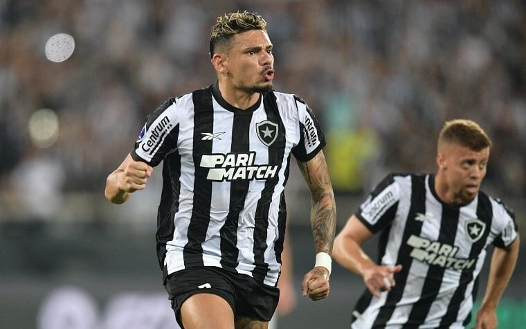 Tiquinho Soares comemora gol pelo Botafogo contra o Corinthians no Brasileirão de 2023; atacante marcou dois e foi o nome da partida. (FOTO: CARL DE SOUZA / AFP)
