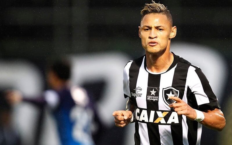 Neilton comanda vitória que afasta o Botafogo da zona de rebaixamento e derruba o Palmeiras do topo da tabela. (Reprodução/Botafogo)