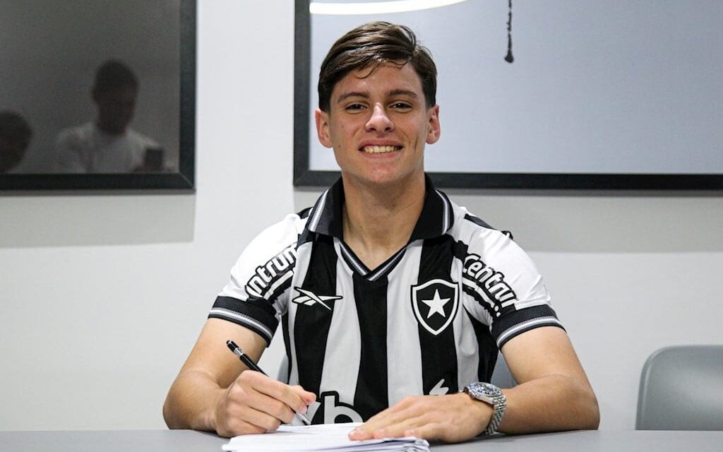 Álvaro Montoro assina contrato com o Botafogo (Foto: Henrique Lima / BFR)