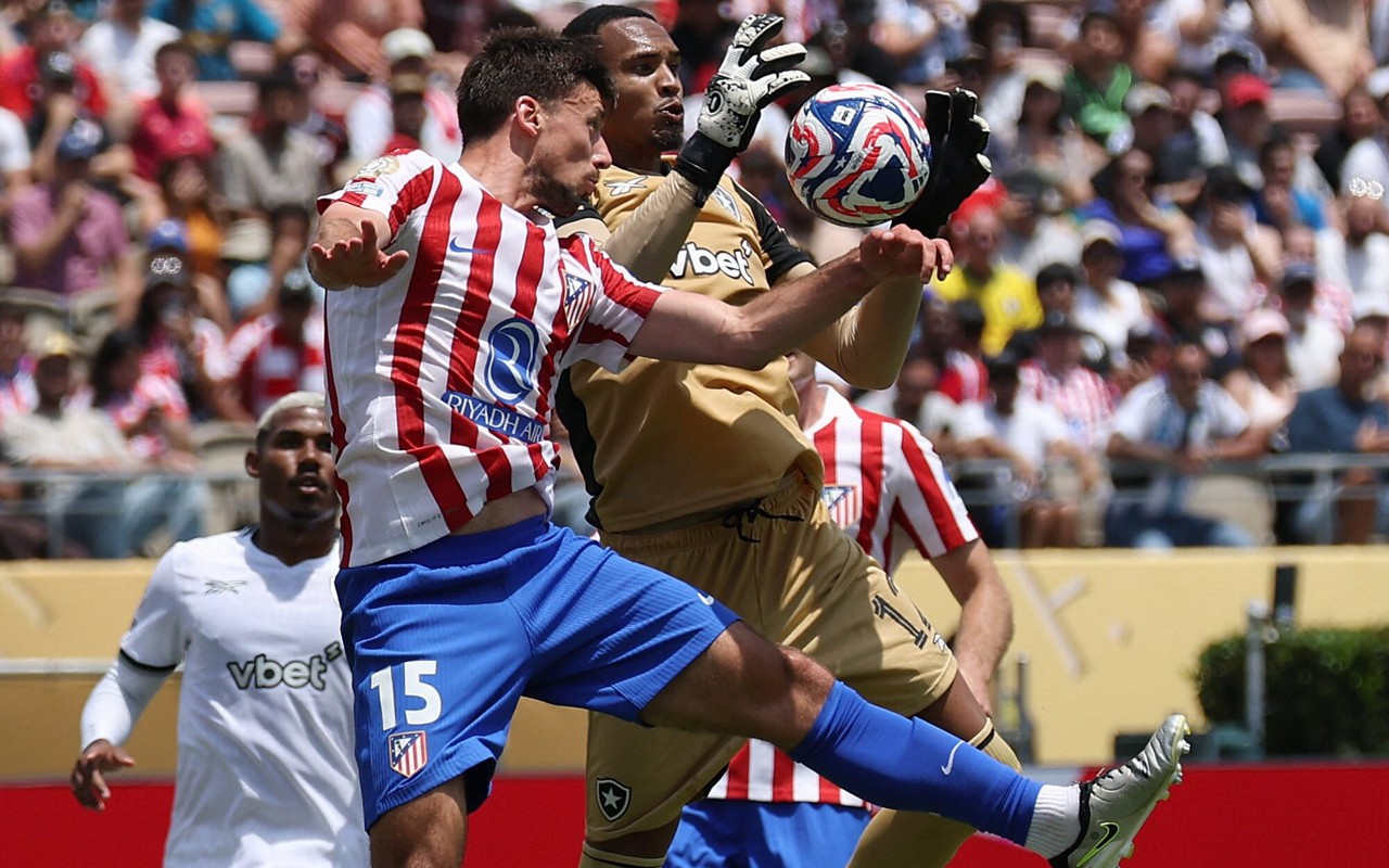 Diante do Atlético de Madrid, John teve mais uma grande atuação pelo Botafogo (Foto: Patrick T. Fallon/AFP)