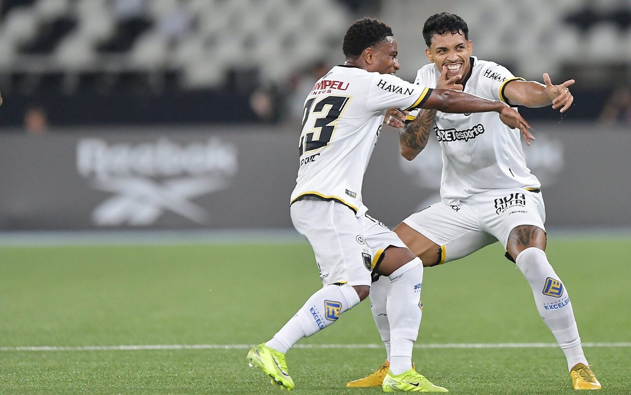 Botafogo perdeu para o Volta Redonda no Nilton Santos (Foto: Thiago Ribeiro/AGIF)