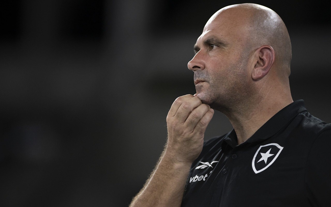 Carlos Leiria deve mudar formação do Botafogo (Foto: Jorge Rodrigues/AGIF)