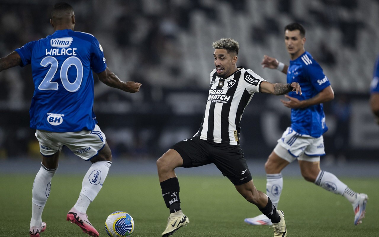Kauê, jogador do Botafogo, durante partida contra o Cruzeiro, no Nilton Santos, pelo Campeonato Brasileiro A 2024 (Foto: Jorge Rodrigues/AGIF)