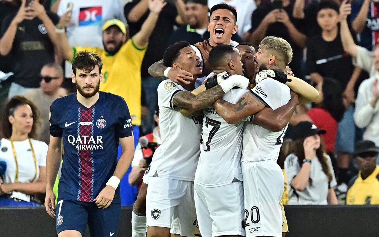 Jogadores do Botafogo celebram vitória contra o PSG (Foto: Frederic J. Brown / AFP)
