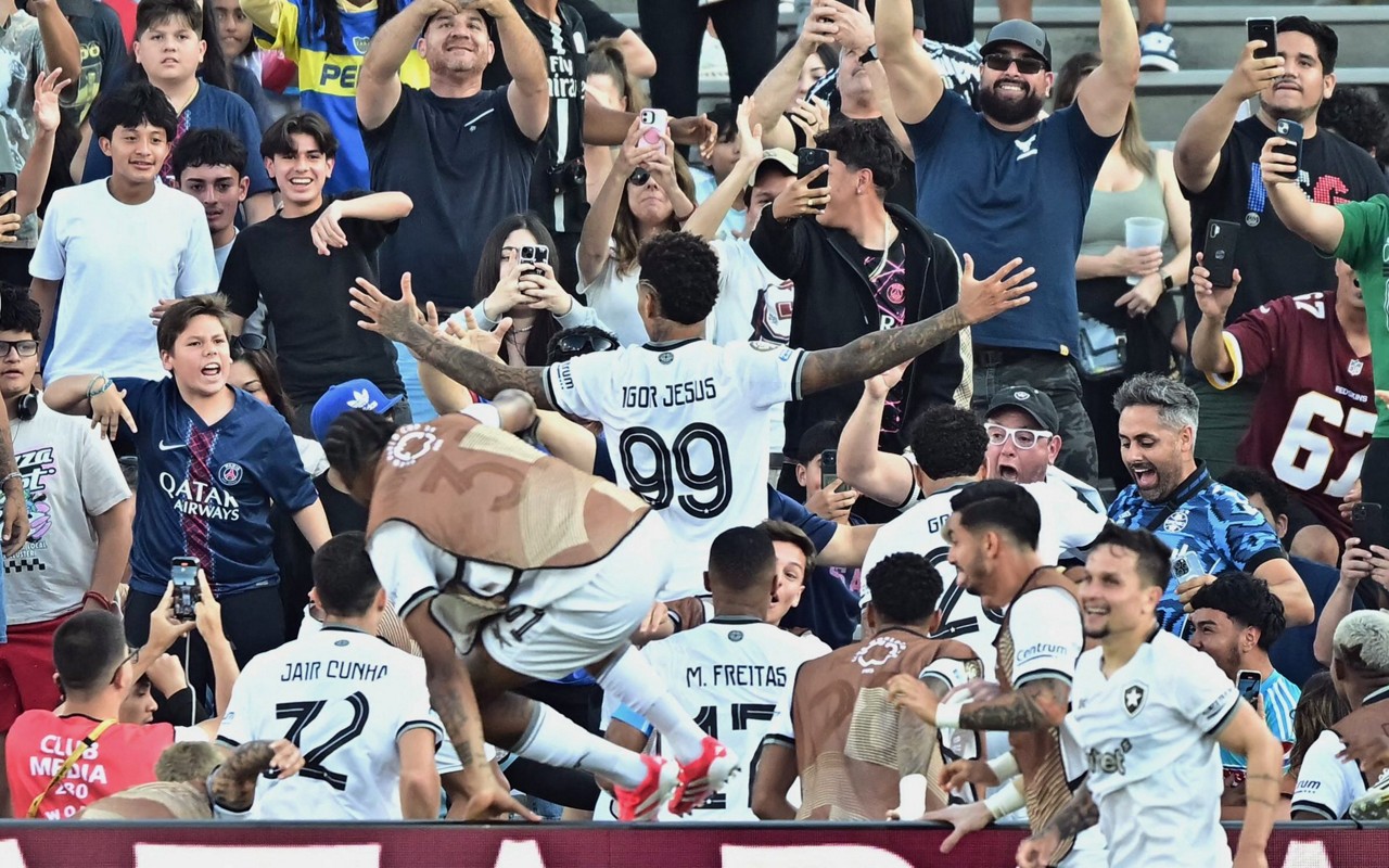 O Botafogo venceu o PSG em duelo entre campões da Libertadores e Champions League(Foto: Frederic J. Brown / AFP)