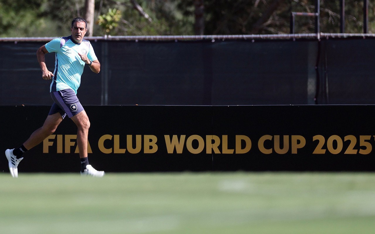 Renato Paiva e a montanha para escalar no Mundial de Clubes (Foto: Vitor Silva/Botafogo)
