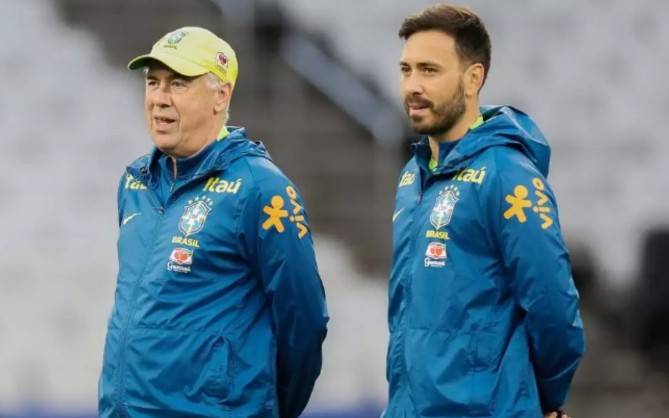 Carlo Ancelotti ao lado do filho Davide durante treino da Seleção Brasileira (Foto: Rafael Ribeiro/CBF)