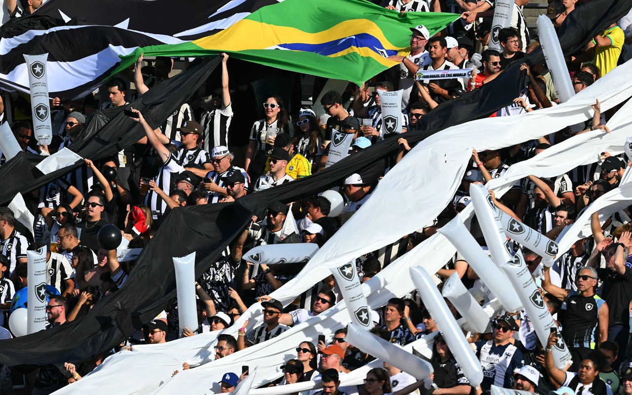 Torcida do Botafogo na partida contra o PSG (Foto: Patrick T. Fallon/AFP)