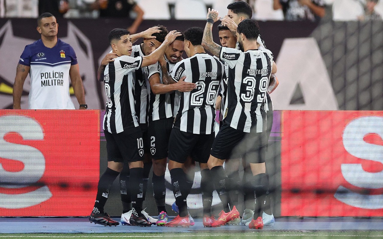 Vitinho comemora seu primeiro gol pelo Botafogo (Foto: Vitor Silva)