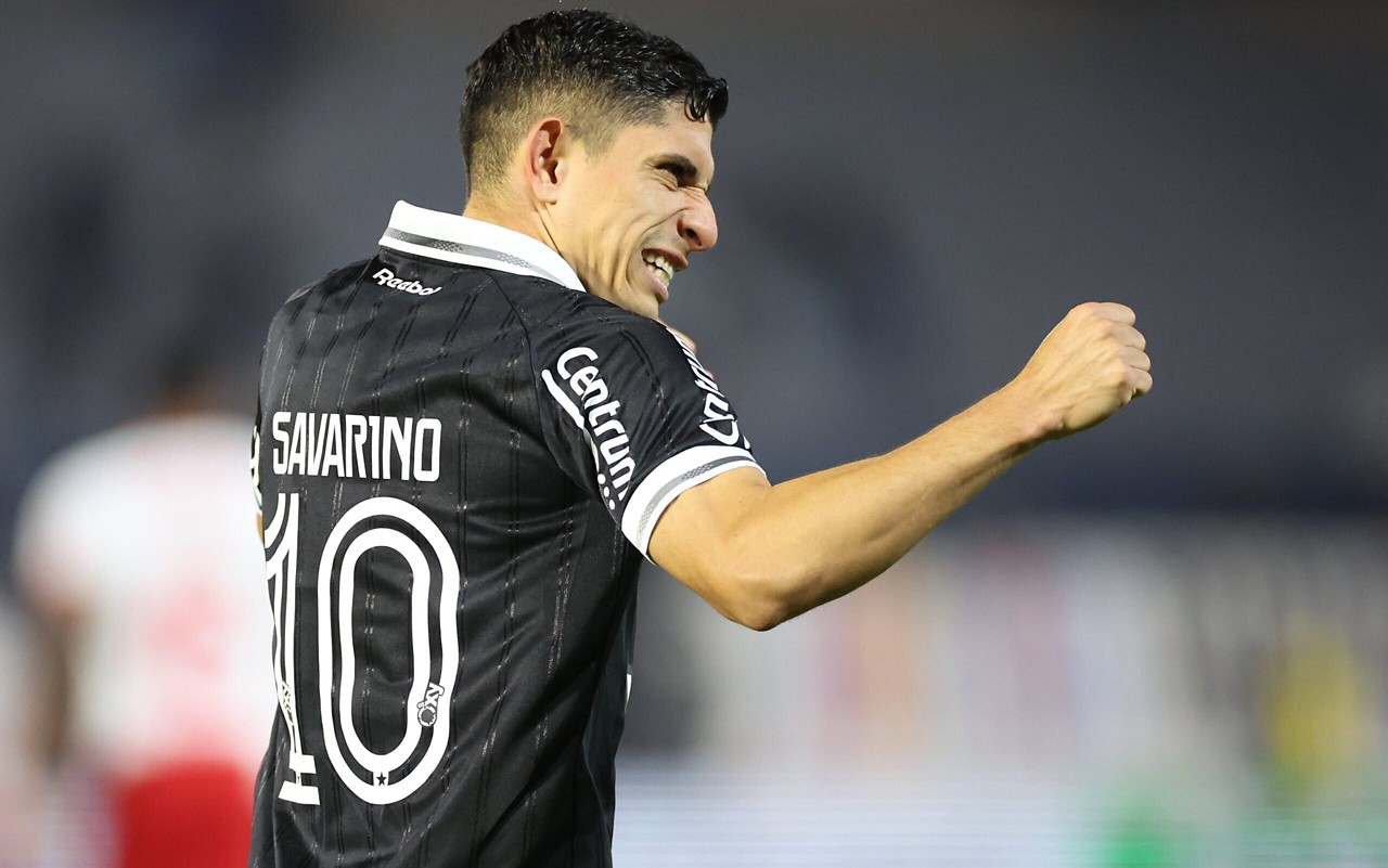 Savarino comemorando gol na vitória do Botafogo sobre o Bragantino (Foto: Vítor Silva/Botafogo)