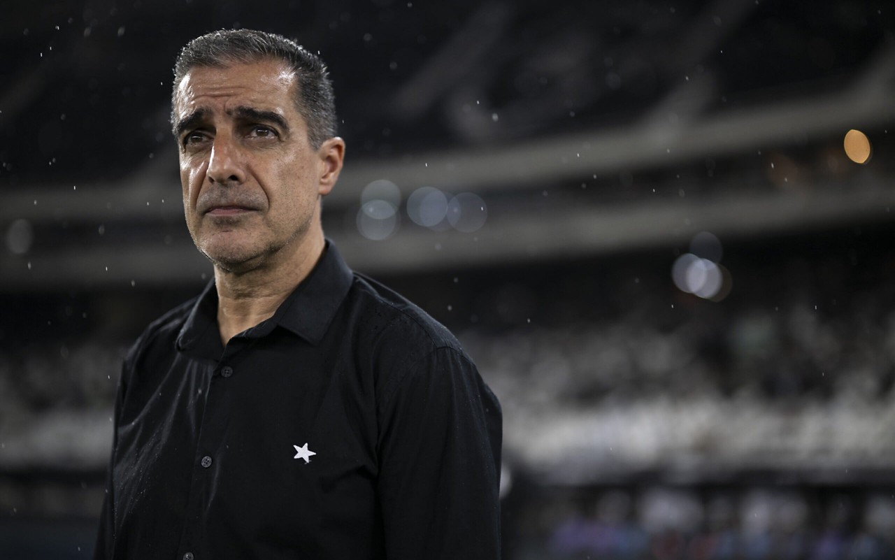 Técnico do Botafogo, Renato Paiva no estádio Nilton Santos (foto: Jorge Rodrigues/AGIF)