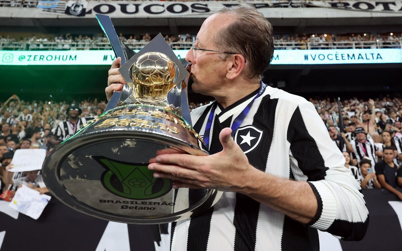 John Textor, dono da SAF do Botafogo, comemorando o título do Brasileirão 2024 (Foto: Vitor Silva/Botafogo)