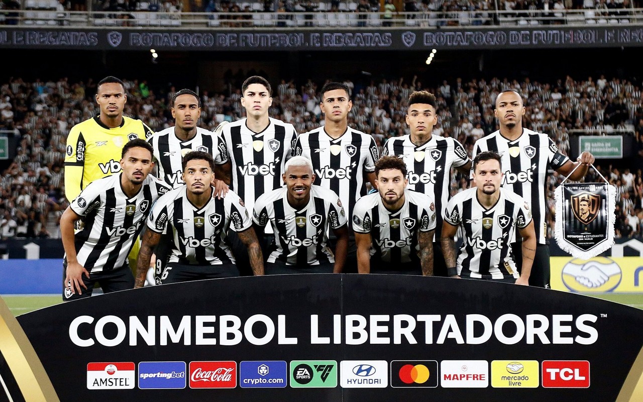 Time do Botafogo antes da partida contra o Estudiantes (Foto: Vitor Silva/Botafogo)