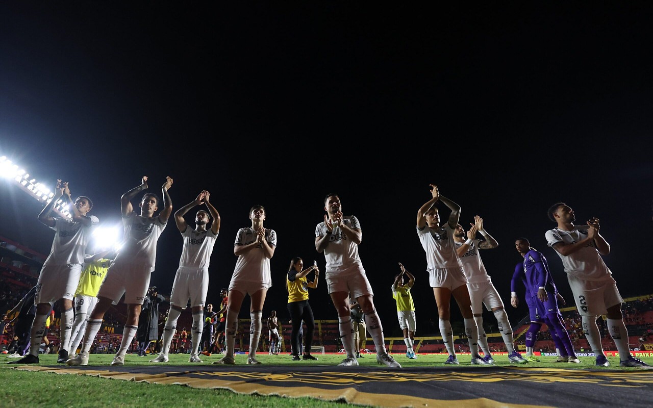 Jogadores do Botafogo celebram vitória sobre o Sport (Foto: Vítor Silva / Botafogo)